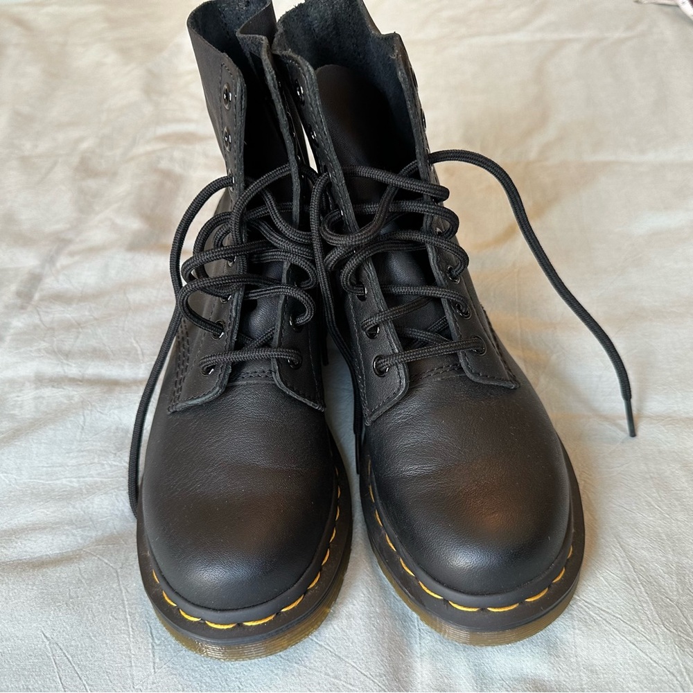 Dr. Martens NWOT black 1460 pascal Virginia leather lace up boots